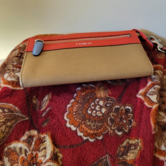 Coach legacy color block leather large zippy wallet/ wristlet. - Picture 4 of 6